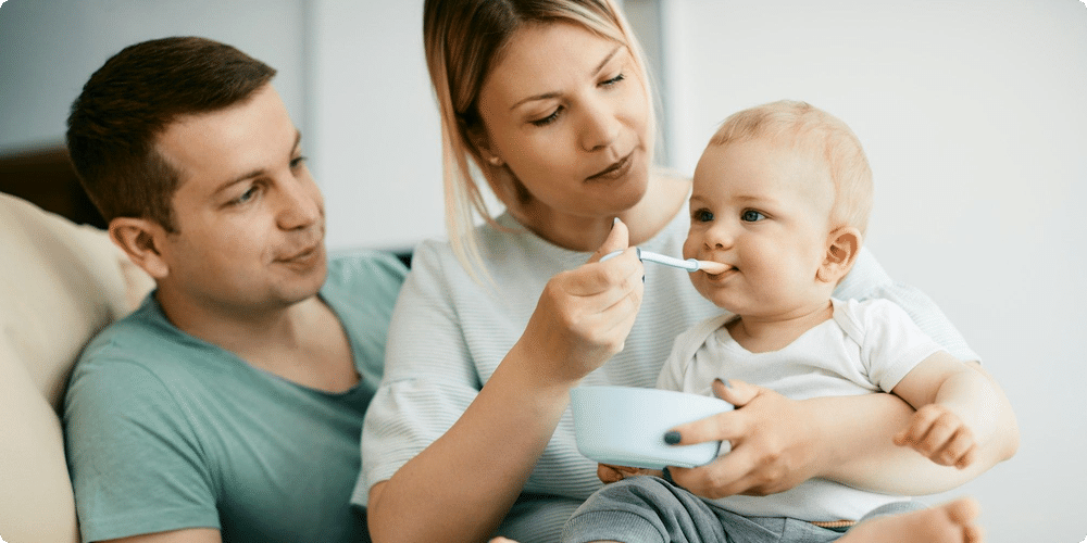 Conseils pour l'intégration des premiers aliments solides pour votre bébé